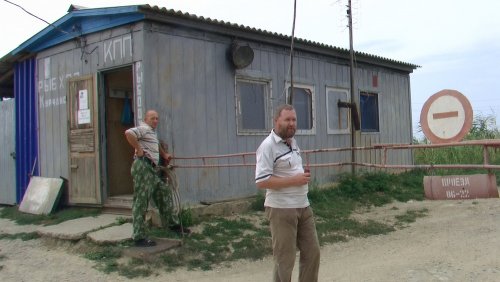 Перед закрытым шлагбаумом Курчанского рыбхоза