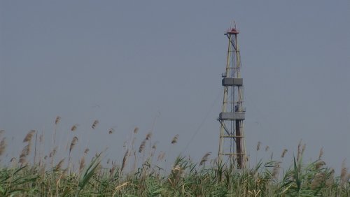Буровая установка на берегу лимана Долгий
