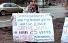 Местная жительница Ольга Островерхова наглядно пытается донести до чиновников нарушенные нормы законов 