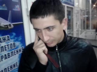 Один из "чекистов", задержавших Дмитрия Шевченко, о чем-то советуется с начальством